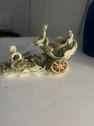 Soprammobile in marmo bianco e oro