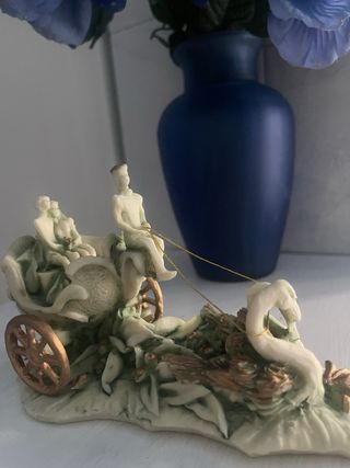 Soprammobile in marmo bianco e oro