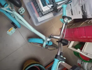 Bicicleta infantil B'TWIN azul con ruedines