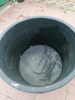 Macetero grande. Ancho 1m alto 85cm