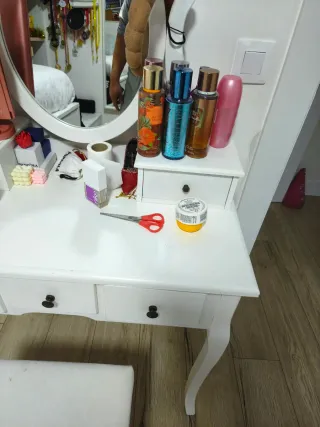 Tocador blanco y rosa con espejo