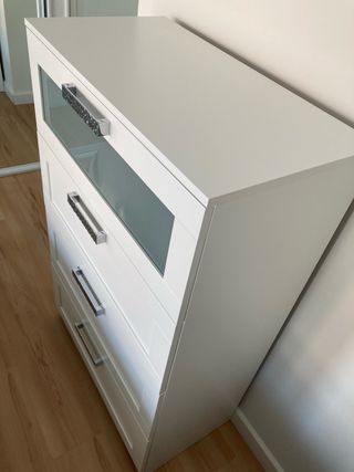 Cómoda blanca con cajones