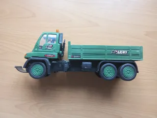 Camión militar de juguete verde