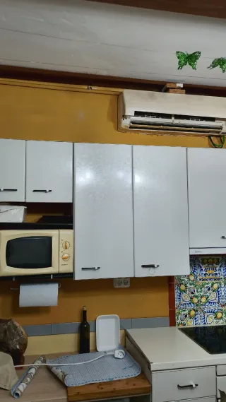 Vitrocerámica y horno blanco, campana mueble bajo