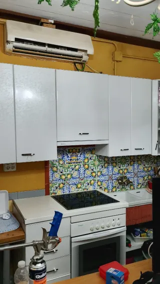 Vitrocerámica y horno blanco, campana mueble bajo