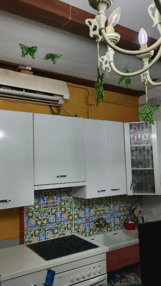 Vitrocerámica y horno blanco, campana mueble bajo