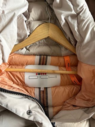 Abrigo Dichi beige y blanco con capucha