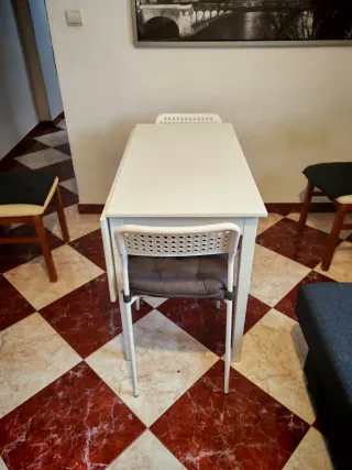 Mesa comedor extensible + 2 sillas