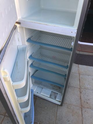 Nevera Indesit plateada