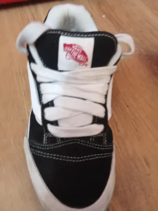 Tenis Vans Negros con Cordones Blancos