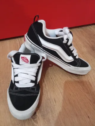 Tenis Vans Negros con Cordones Blancos