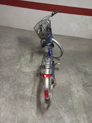 Bicicleta Paseo Vintage Azul Cesta en buen estado.