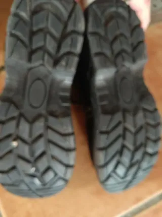 Botas de seguridad negras y amarillas