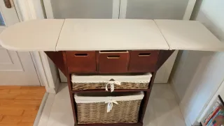 Mueble de planchado con cestas