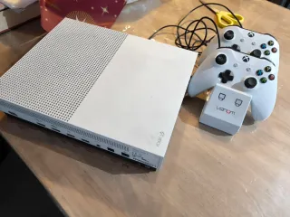 Xbox One S Blanca + 2 Mandos