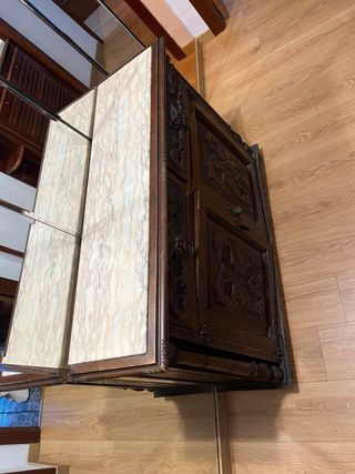 Cómoda antigua de madera y mármol