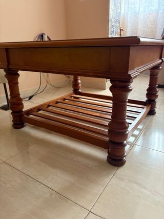 Mesa de centro de madera con tapa de cristal