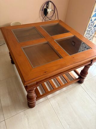 Mesa de centro de madera con tapa de cristal