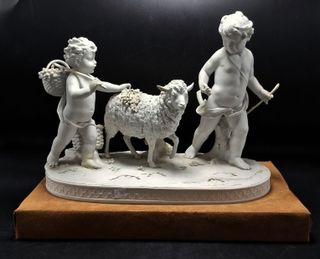 Grande scultura in porcellana Biscuit bianco raffigurante una scena pastorale con due cherubini e pecore