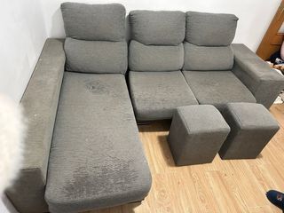Sofá modular gris con 2 otomanas