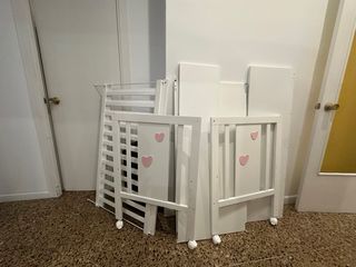 Cuna de bebé blanca con corazones