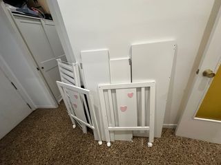 Cuna de bebé blanca con corazones