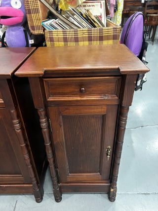 Pareja de mesillas vintage de madera maciza