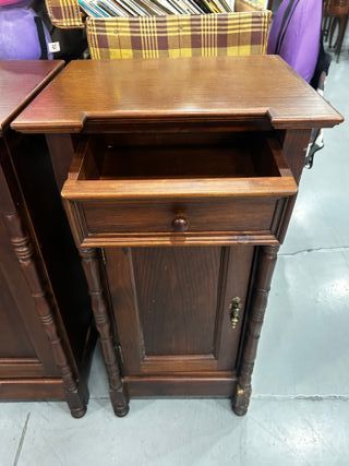 Pareja de mesillas vintage de madera maciza