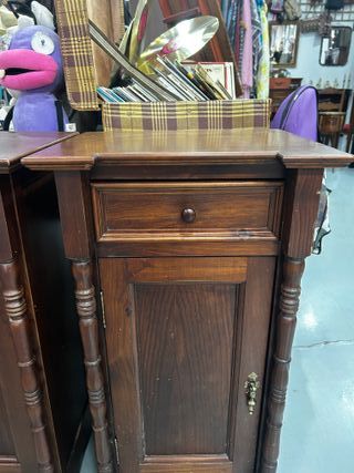 Pareja de mesillas vintage de madera maciza