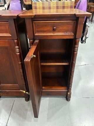 Pareja de mesillas vintage de madera maciza