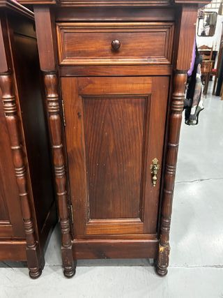 Pareja de mesillas vintage de madera maciza