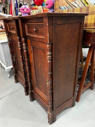 Pareja de mesillas vintage de madera maciza