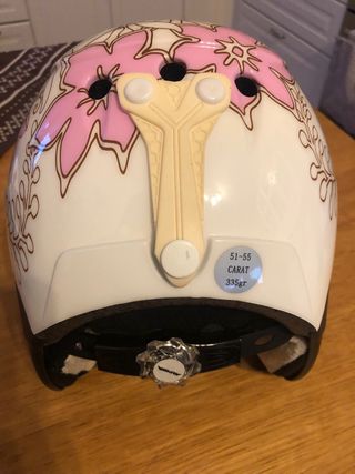 Casco da sci bianco con decorazioni floreali