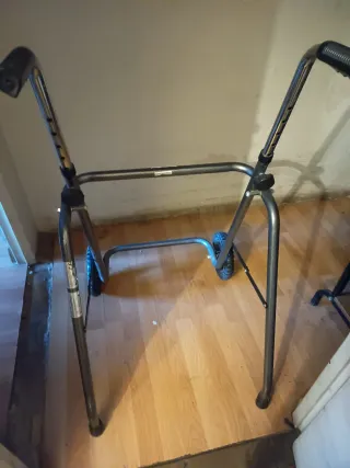 Andador con ruedas y asas ajustables