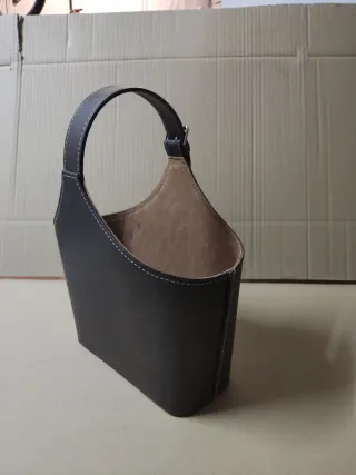 REVISTERO DE CUERO CON ASA