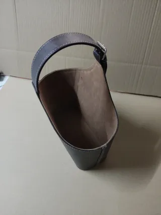 REVISTERO DE CUERO CON ASA