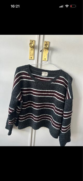 Jersey gris y rojo con rayas MARCA BROWNIE .