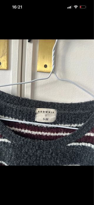 Jersey gris y rojo con rayas MARCA BROWNIE .