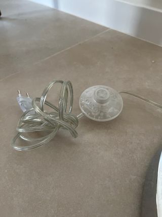 Lámpara de pie beige y plateada, campana Ikea