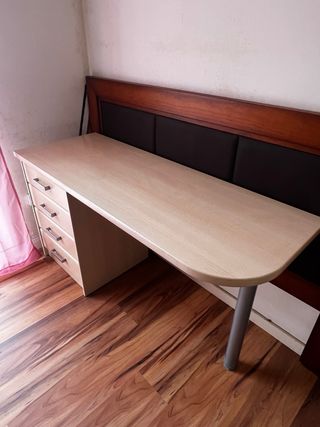 Escritorio madera con cajones y pata metal