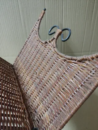 REVISTERO DE MIMBRE y METAL