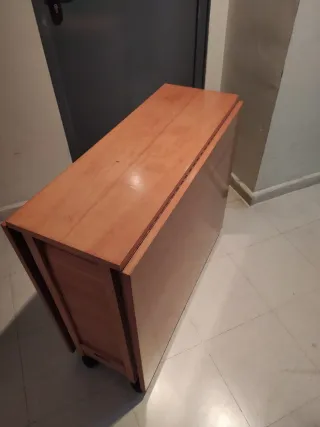 Mesa abatible con sillas plegables