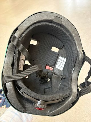 Casco de Monopatín Verde y Negro