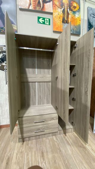 Armario blanco con espejo