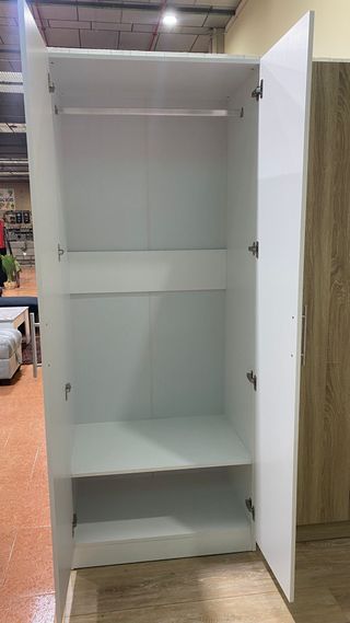 Armario blanco con espejo