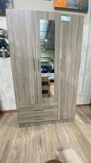 Armario blanco con espejo