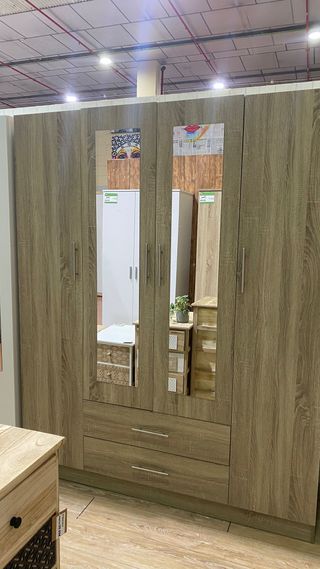 Armario blanco con espejo