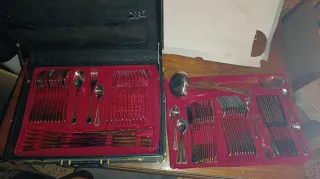 Cubertería de metal dorada y plateada