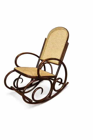Silla balancín Thonet de madera y ratán