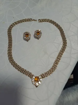 Conjunto collar y pendientes bañado en oro